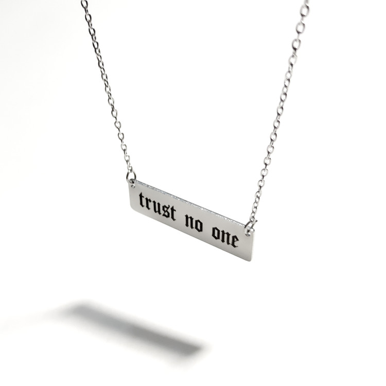 گردنبند مدل Trust no one
