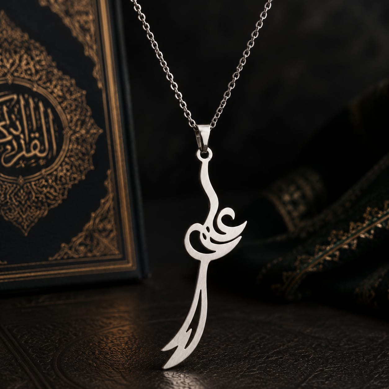 گردنبند مدل شمشیر ذوالفقار با نام حضرت علی (ع) جنس استیل رنگ ثابت