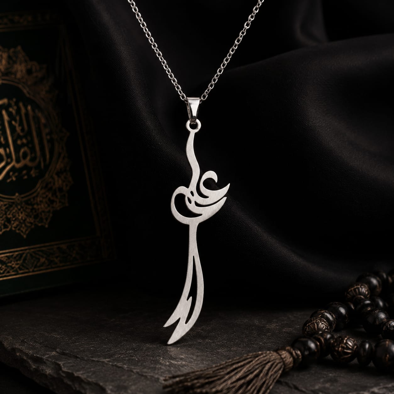 گردنبند مدل شمشیر ذوالفقار با نام حضرت علی (ع) جنس استیل رنگ ثابت