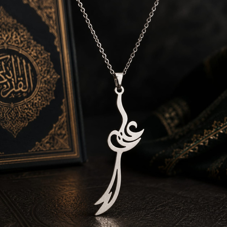 گردنبند مدل شمشیر ذوالفقار با نام حضرت علی (ع) جنس استیل رنگ ثابت